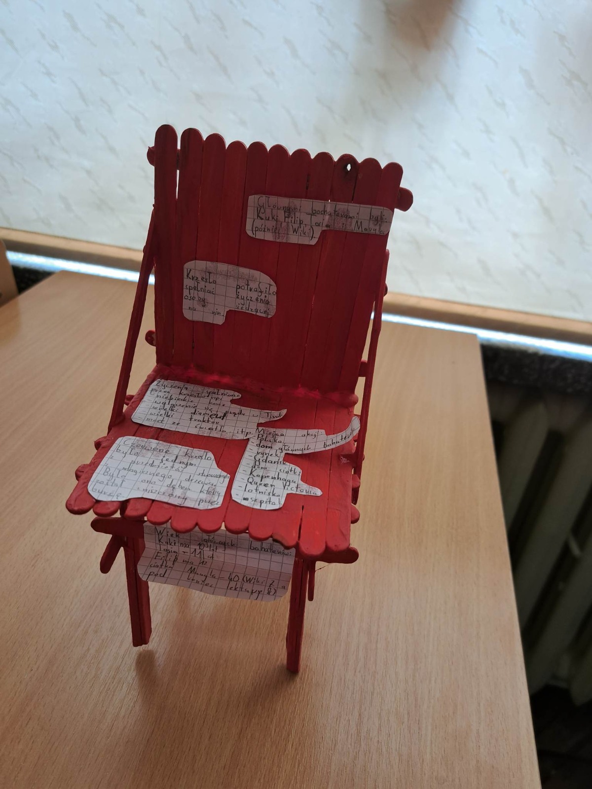 Magiczne Czerwone Krzesła - Obrazek 1