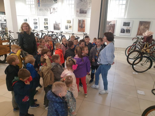 Przedszkolaki na wystawie zabytkowych rowerów w Kolbuszowej - Obrazek 3