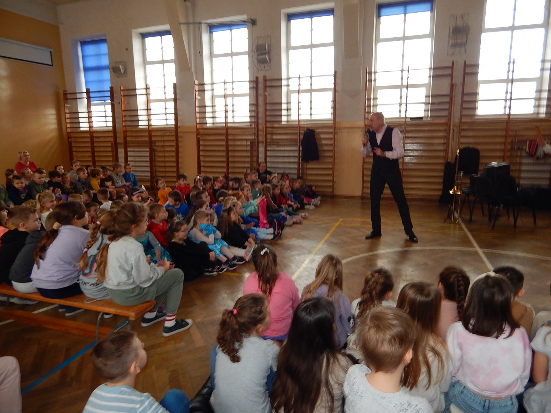 Koncert muzyczny grupy Kurakas w Szkole Podstawowej Nr 2 im. M. Kopernika w Olecku