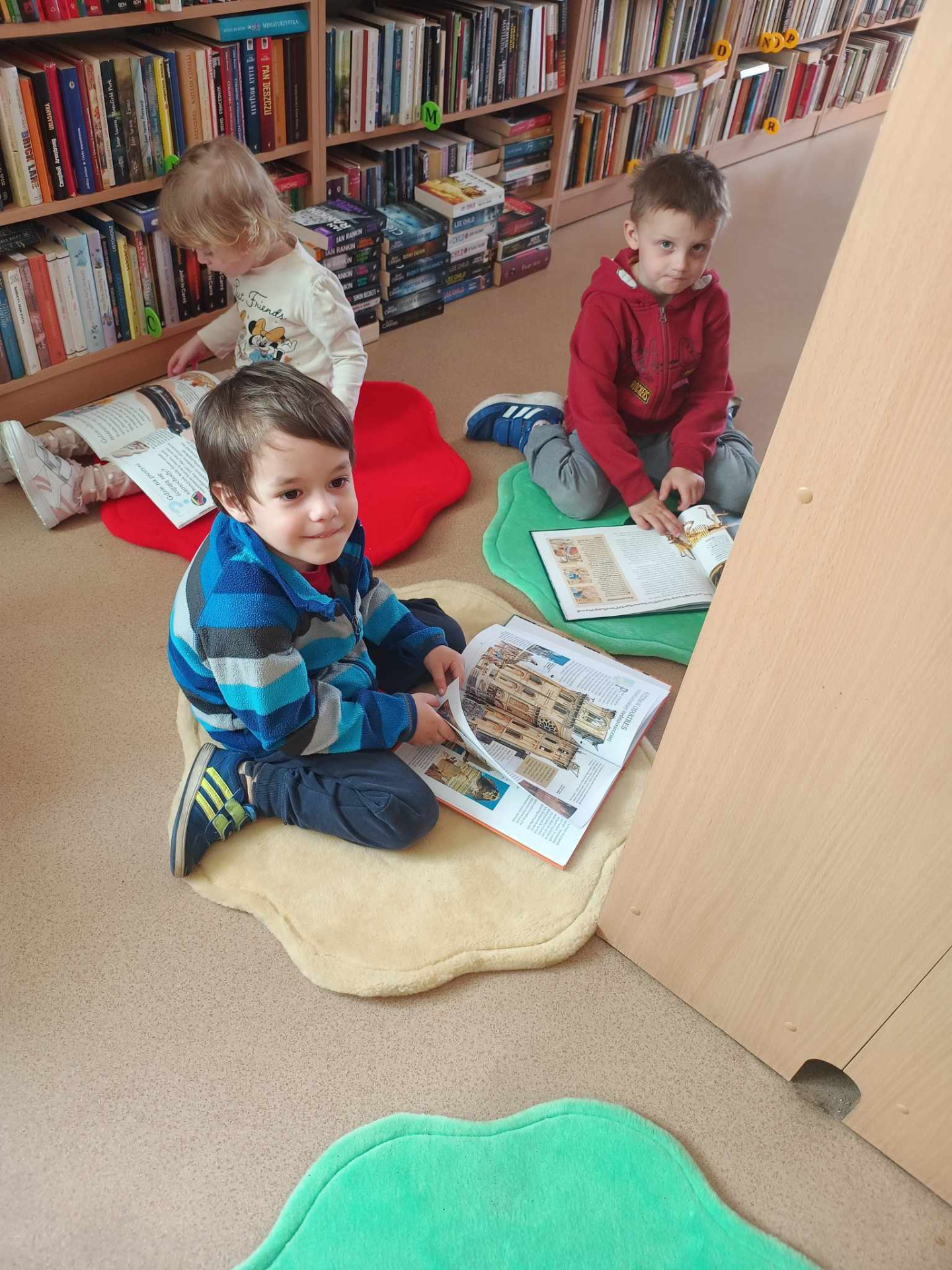 Wizyta przedszkolaków w bibliotece - Obrazek 4