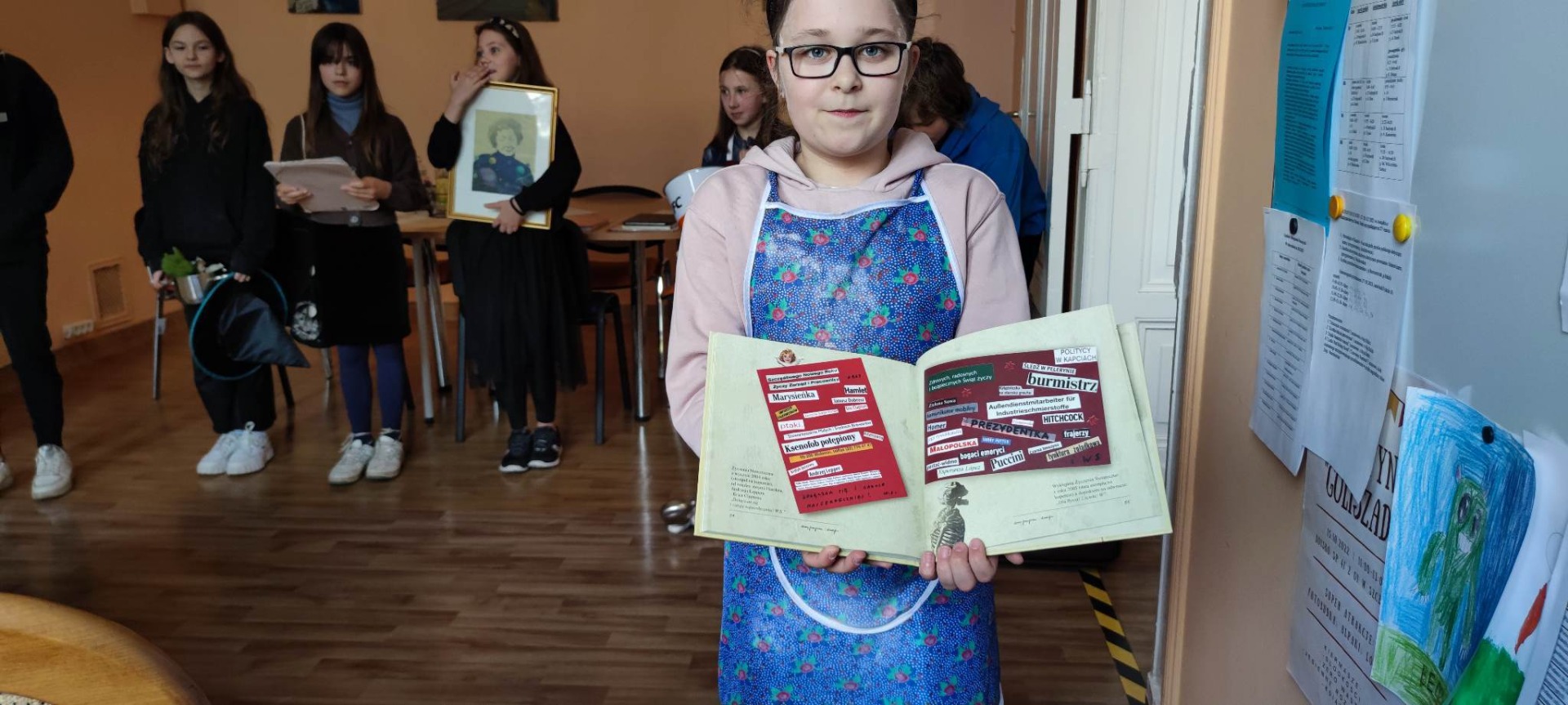 Uczennice klas 4b i 7a zaprezentowały happening na temat Wisławy Szymborskiej.
