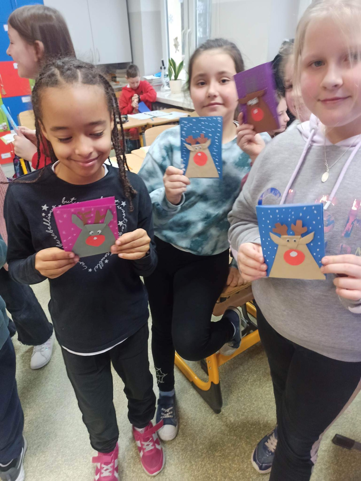 Piękny dzień... dzieci z klasy 3 otrzymały przesyłkę z Wilna... a w niej własnoręcznie wykonane przez dzieci z Wilna kartki świąteczne! 👏❤️🌷❤️👏 - Obrazek 3