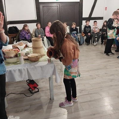 Dzieci na pokazie wyrabiania masła