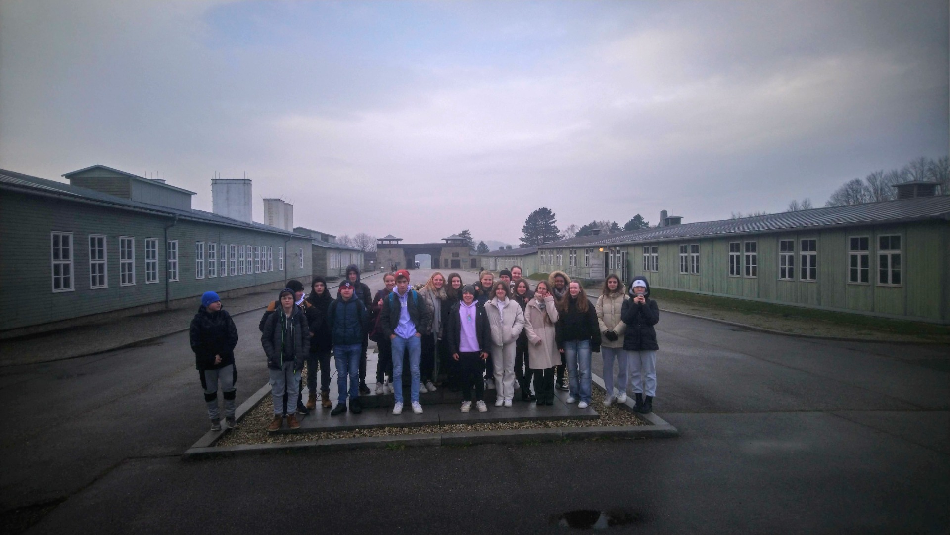 Die Klasse 9M auf dem Appellplatz im ehem. KZ Mauthausen. 
-Foto: Gruber
