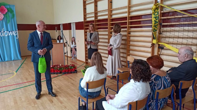 Zastępca burmistrza Pasłęka - pan Marek Sarnowski składa życzenia dyrektor szkoły oraz jej pracownikom.