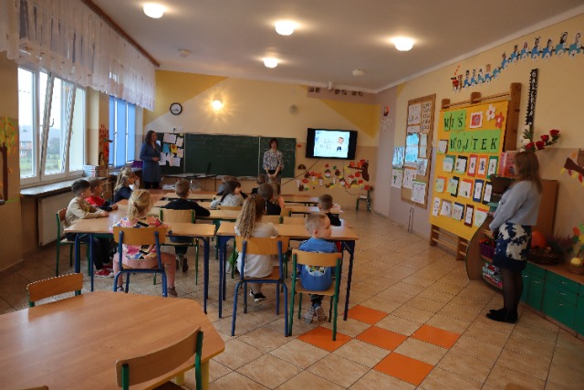 Zajęcia edukacyjne w naszej szkole, przeprowadzone przez pracowników Oddziałowego Biura Edukacji Narodowej Instytutu Pamięci Narodowej w Białymstoku. - Obrazek 5