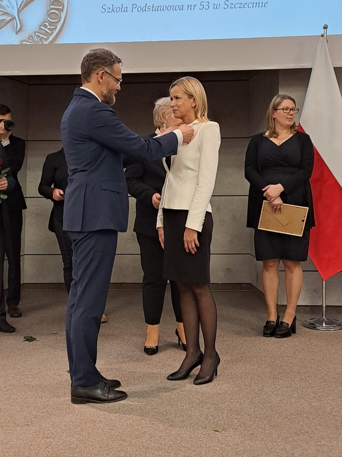 Wojewoda zachodniopomorski wręcza pani Małgorzacie Olejniczak medal Komisji Edukacji Narodowej