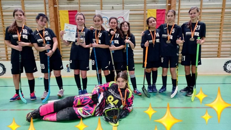 uroczystość wręczania medali (brązowy) drużynie SP73 dziewcząt w unihokeju w kategorii klas 7-8 podczas WOM 2021/2022 