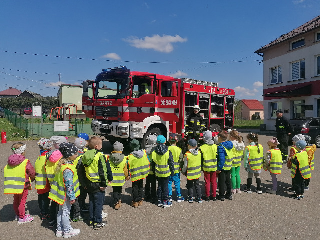 Spotkanie przedszkolaków w remizie Ochotniczej Straży Pożarnej  - Obrazek 1
