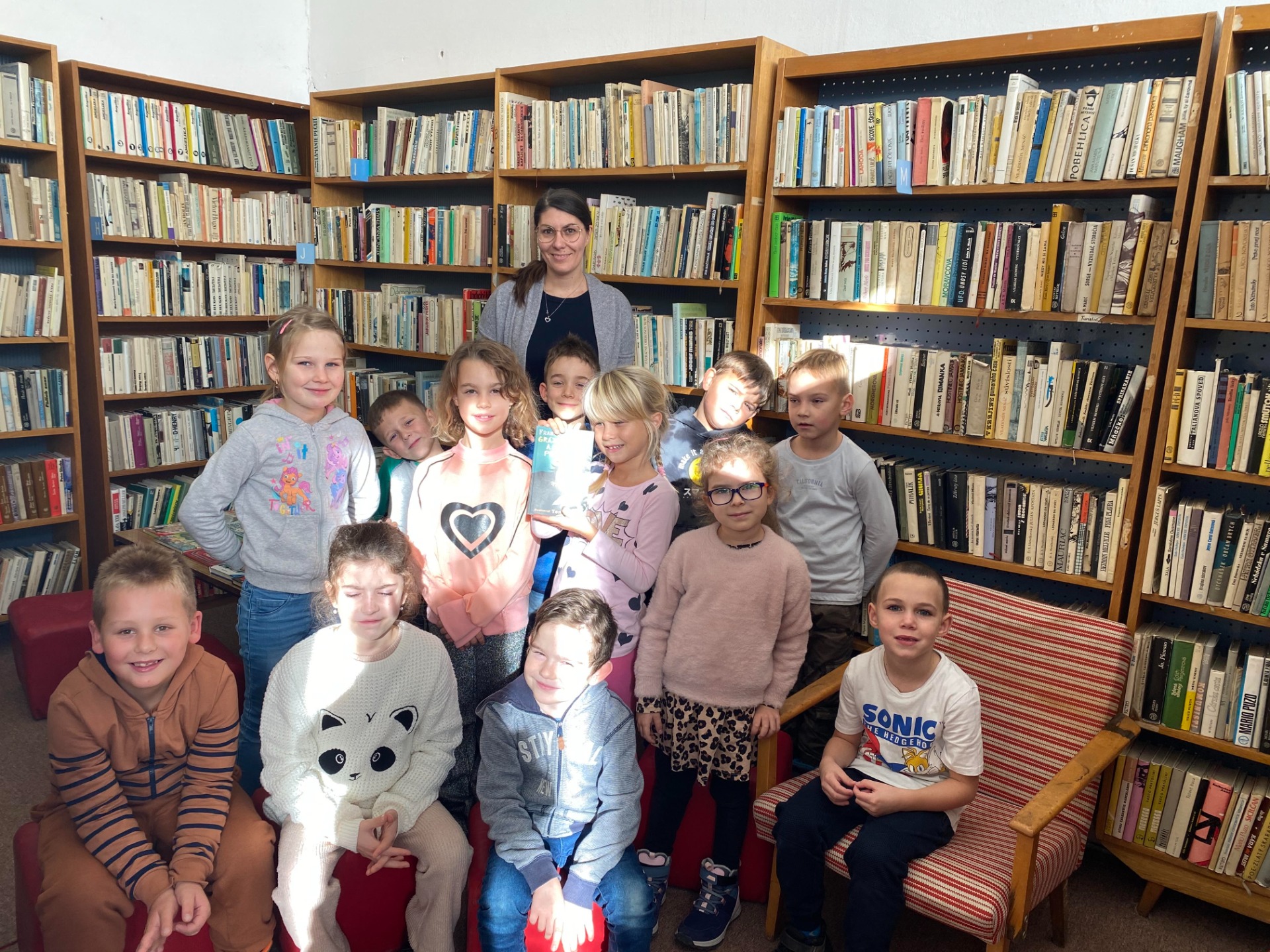 Krúžok tvorivého čítania a písania navštívil obecnú knižnicu v H. Orešanoch - Obrázok 6