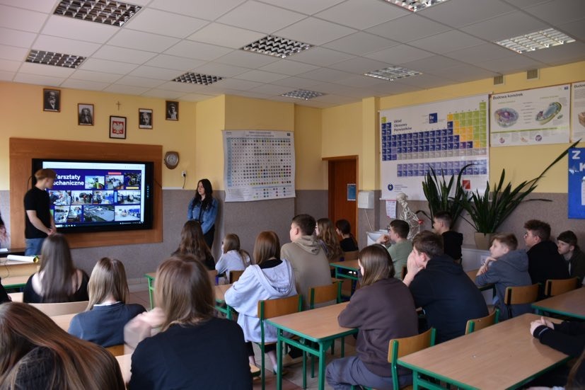 Uczniowie klas ósmych w sali lekcyjnej na spotkaniu z przedstawicielami ZS CKR w Starym Lubiejewie