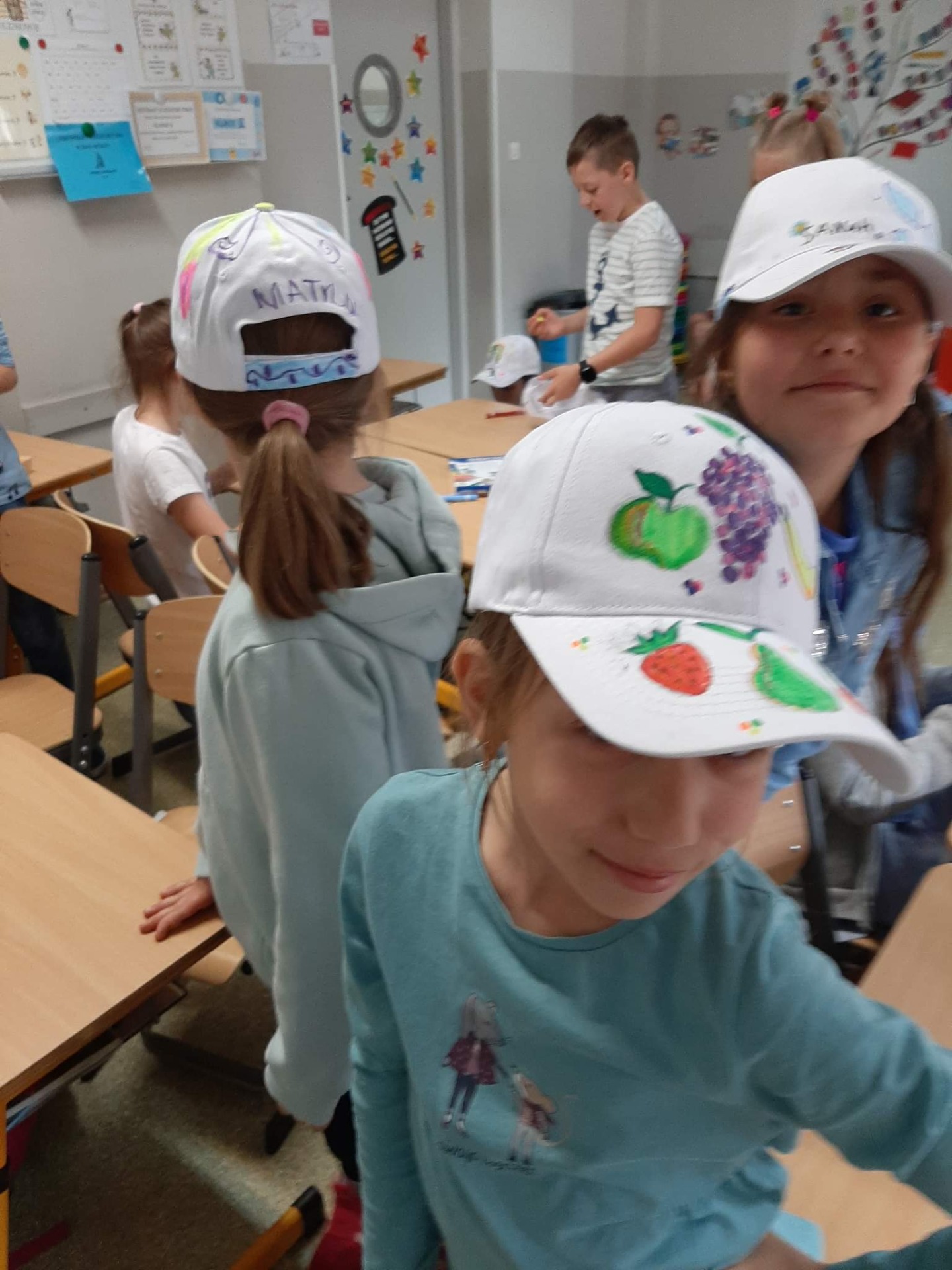 Dzieci z klasy II projektują czapeczki ROWEROWY MAJ!!!🚵‍♀️🚴‍♀️👏 - Obrazek 3