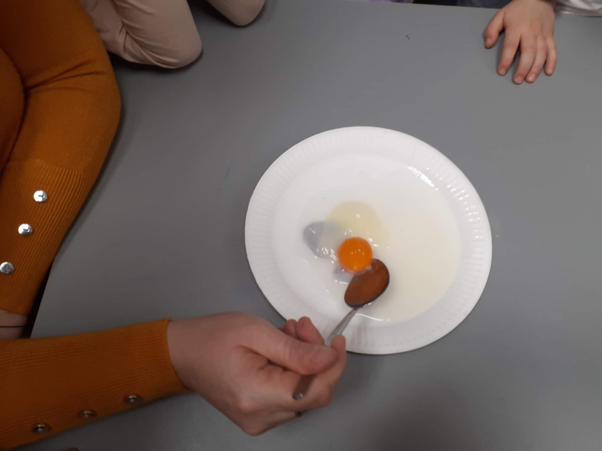Tropiciele sprawdzają, co sie stało z jajkiem w occie 😄- " Eksperyment gumowe jajko" 🥚 - Obrazek 2