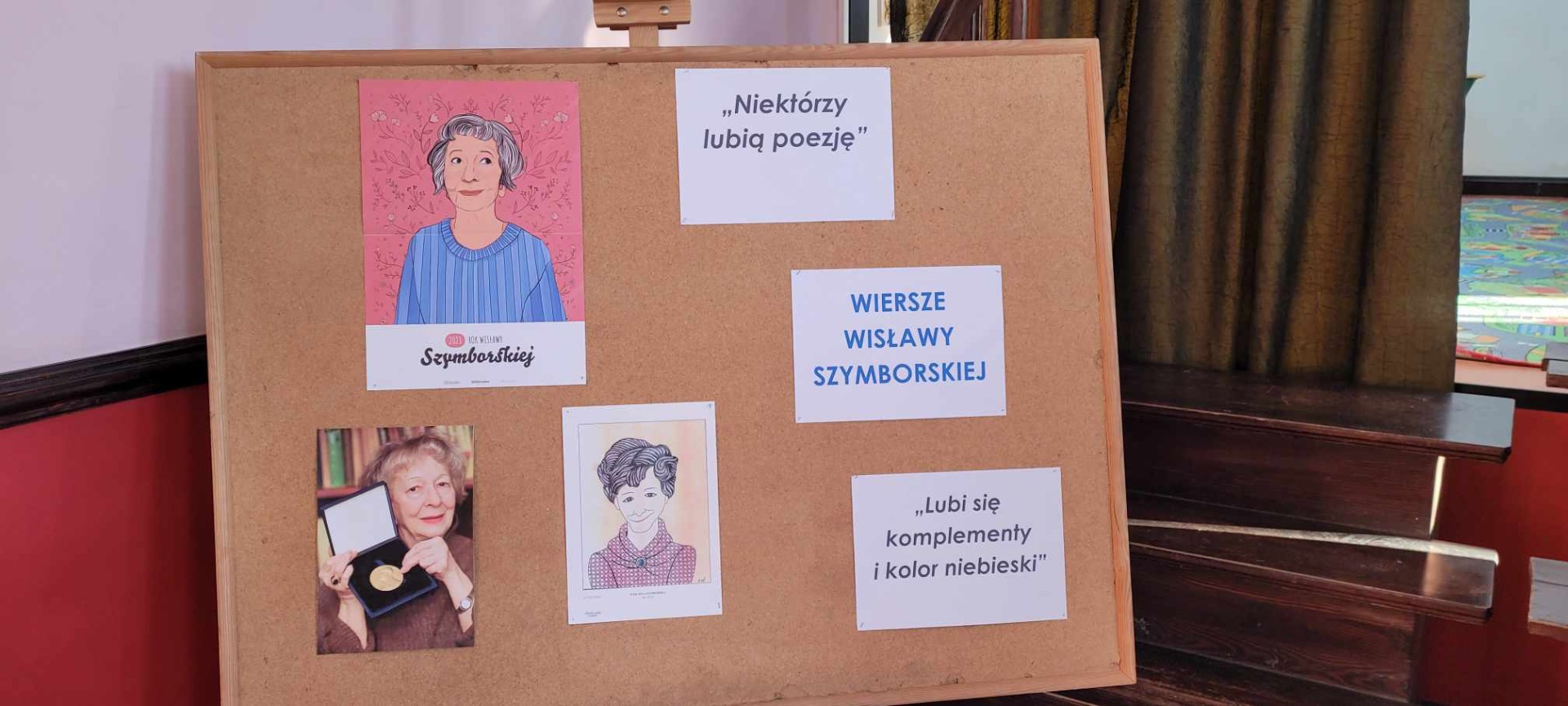 Mała wystawa portretów oraz tomików Wisławy Szymborskiej.
