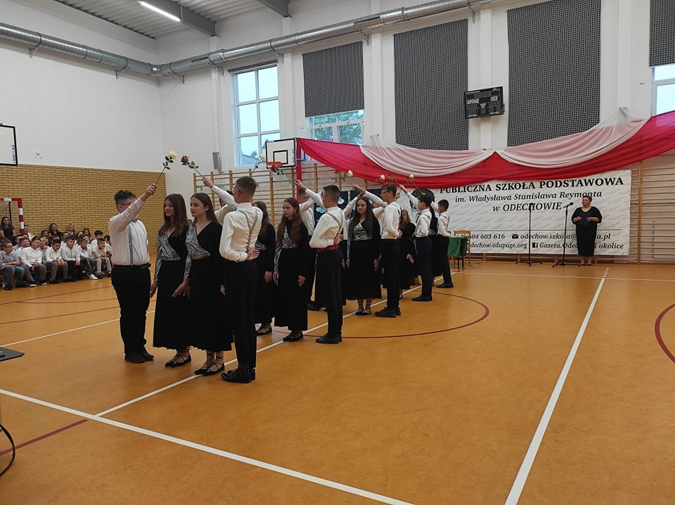 Na zdjęciu pokazany jest taniec poloneza w wykonaniu uczniów klasy ósmej.