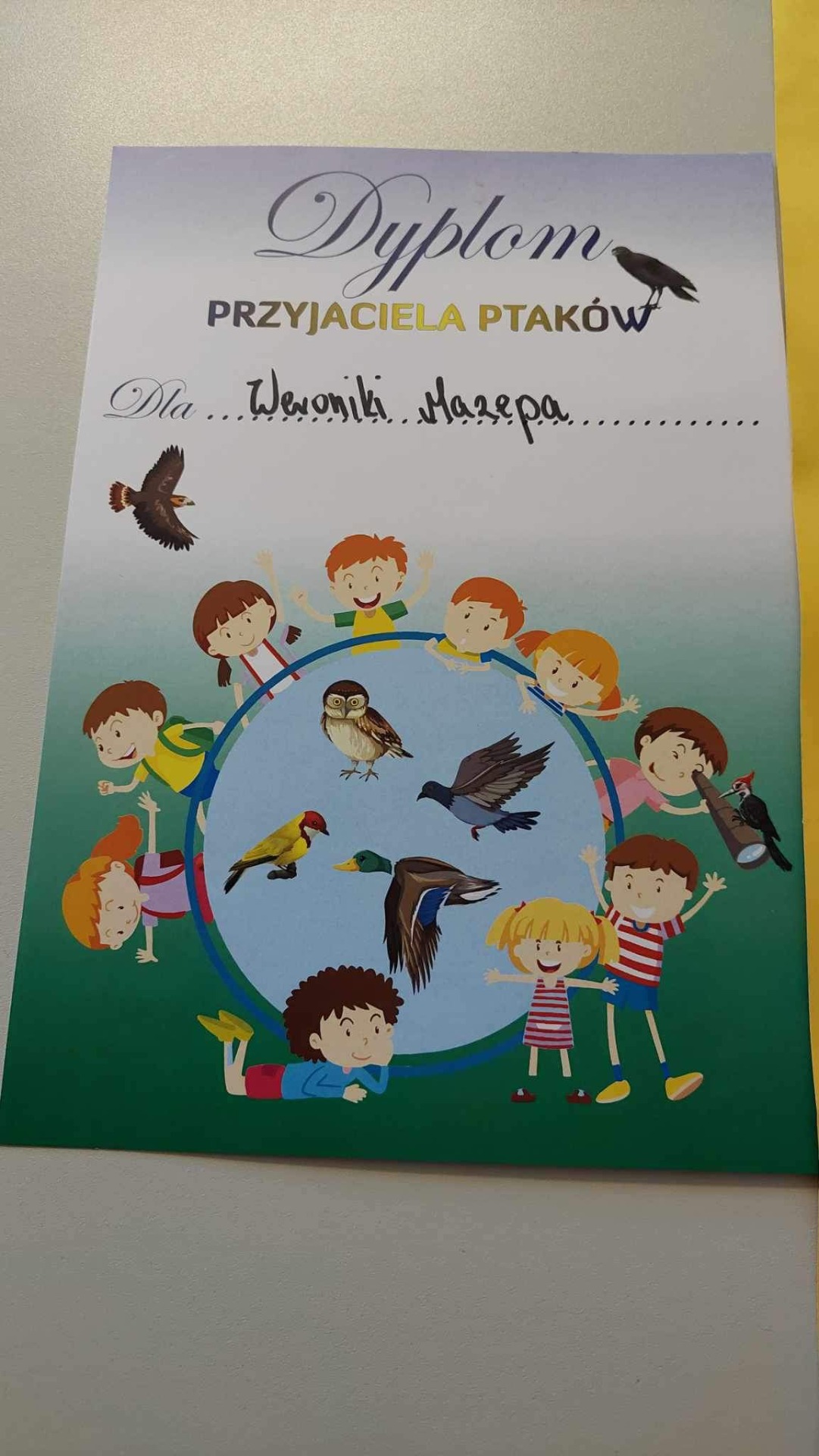 Praca plastyczna Weroniki Mazepy uczennicy naszej szkoły z klasy 4A została wyróżniona w Konkursie Plastyczno-Ekologicznym pt. "Plakat zaprojektuję, u ptaków zapunktuję"  - Obrazek 3