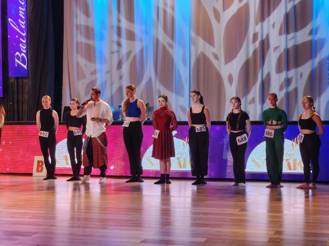 Uczennice podczas konkursu tanecznego.