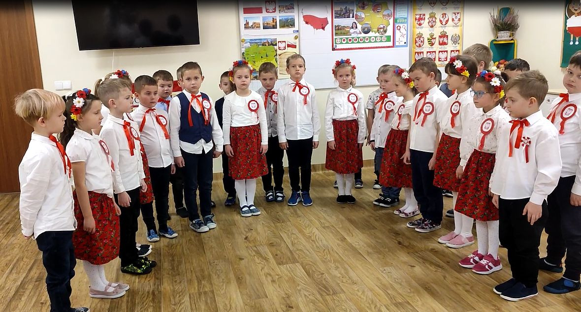 6-latki świętują 104 rocznicę odzyskania przez Polskę niepodległości - Obrazek 3