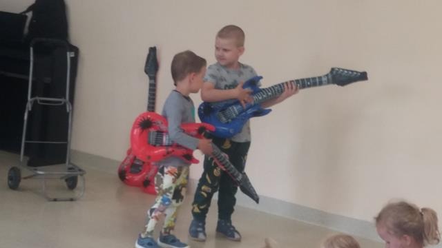 dzieci grają na gitarach