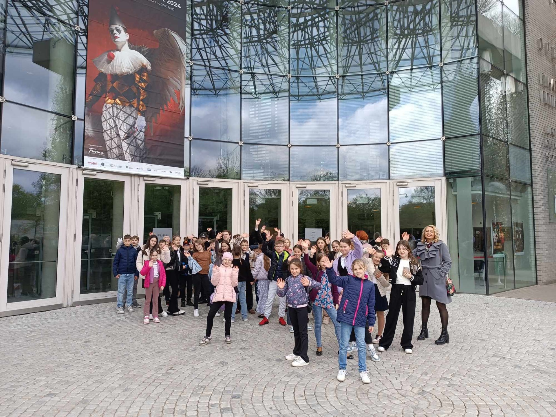 Grupa uczniów zwiedza Operę i Filharmonię Podlaską.