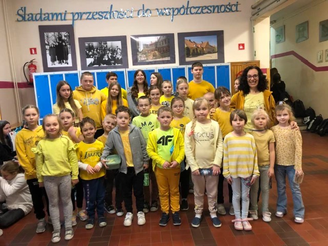 Uczniowie ubrani na żółto w poniedziałek.