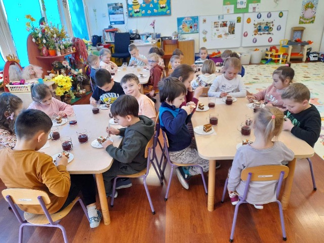Dzień Marchewki w naszym przedszkolu. Dziękujemy mamie Antka z grupy Pszczółek za wspaniałe ciasto marchewkowe dla wszystkich dzieci❤️❤️🥕🥕 - Obrazek 3