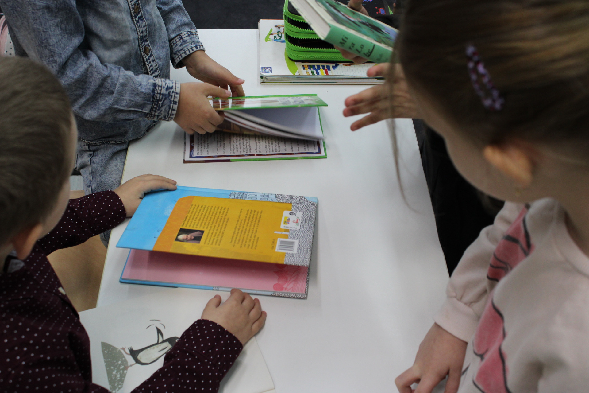 Uroczyste Pasowanie Uczniów Klasy Pierwszej na Czytelnika Biblioteki Szkolnej w Sarbicach 📖 - Obrazek 3
