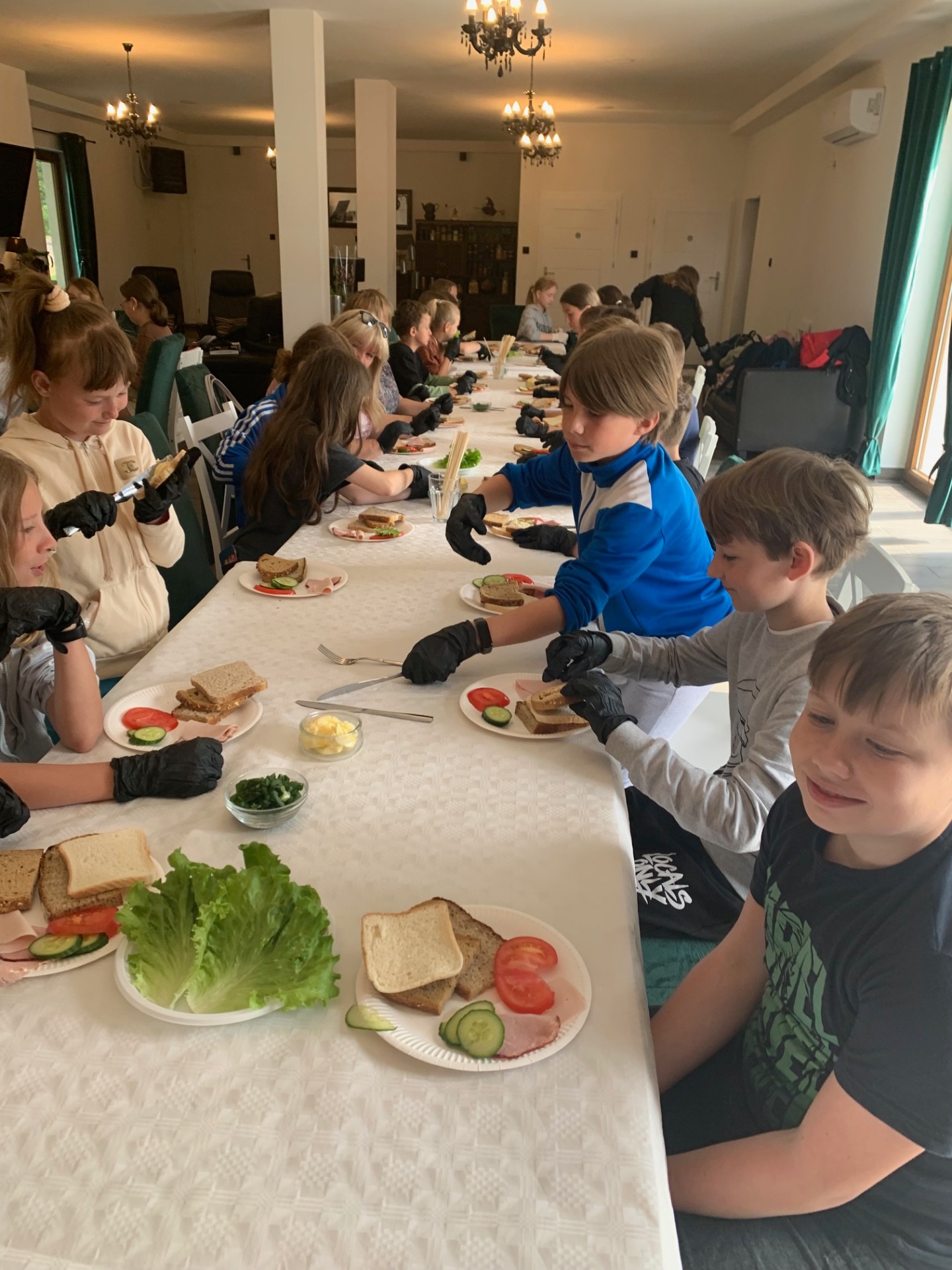 Dzieci przygotowują swoje zdrowe kanapki