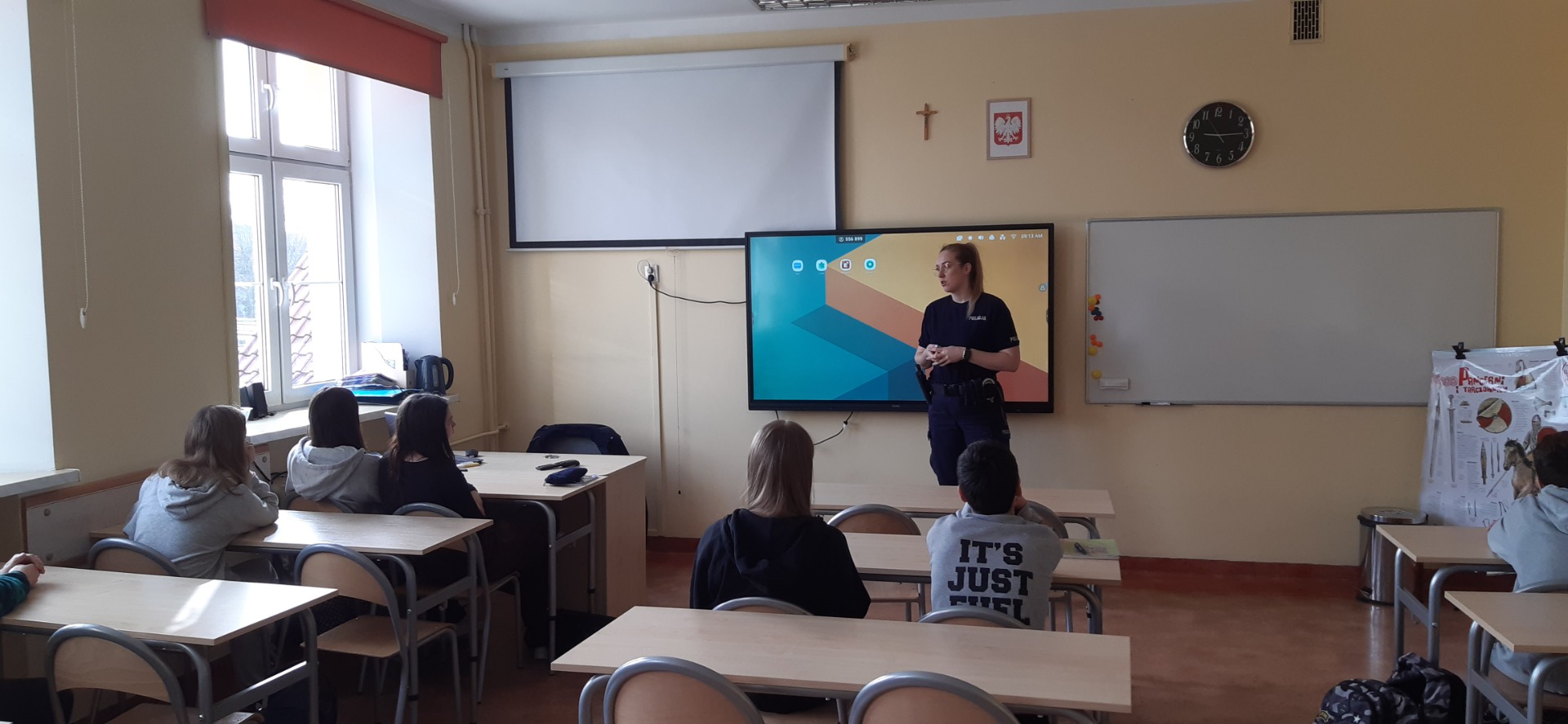Uczniowie SP Nr 2 im. M. Kopernika w Olecku podczas spotkania z policjantką 