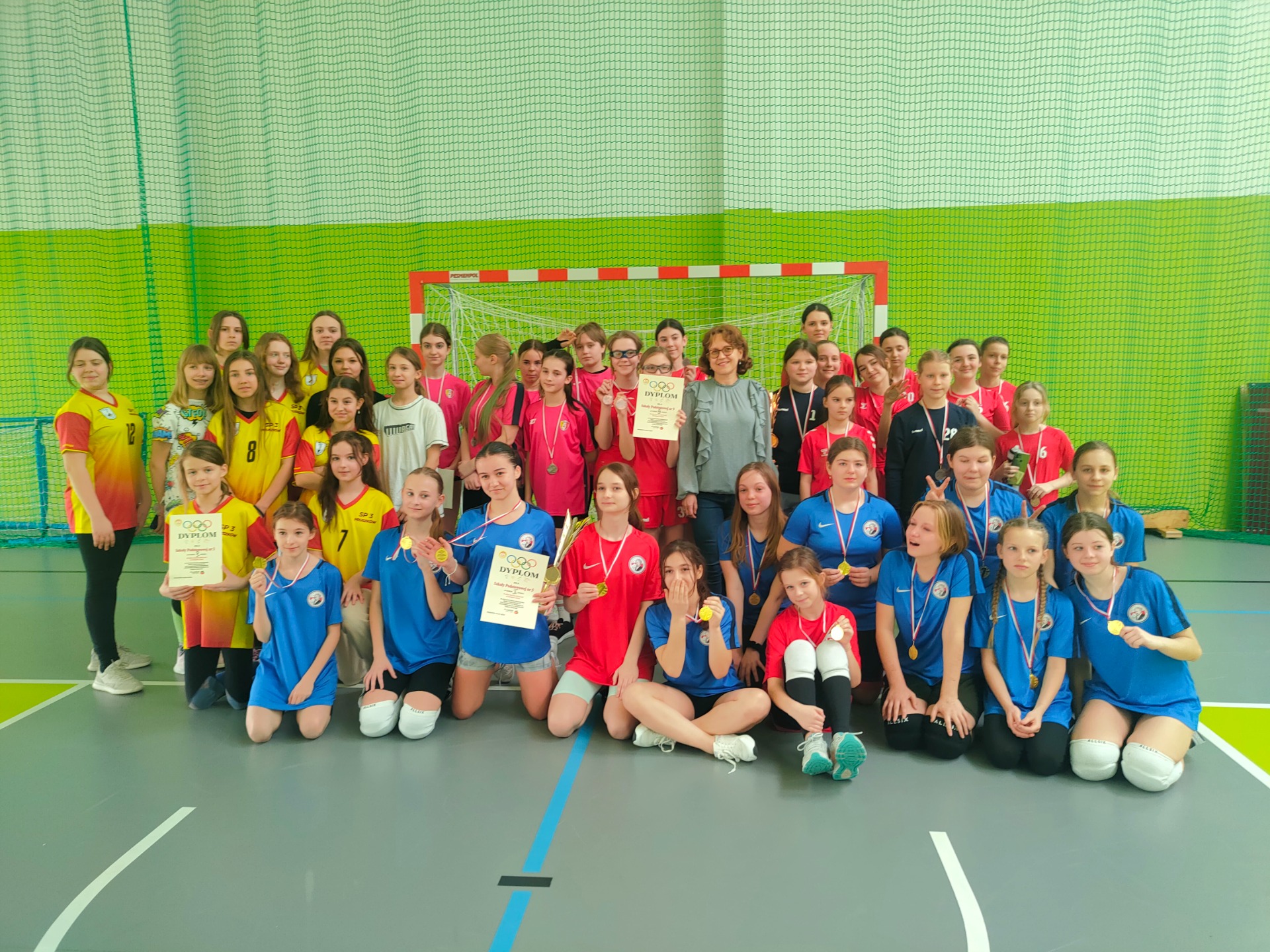 Mistrzostwa Pruszkowa w piłce ręcznej  dziewcząt i chłopców w kategorii dzieci - Obrazek 1