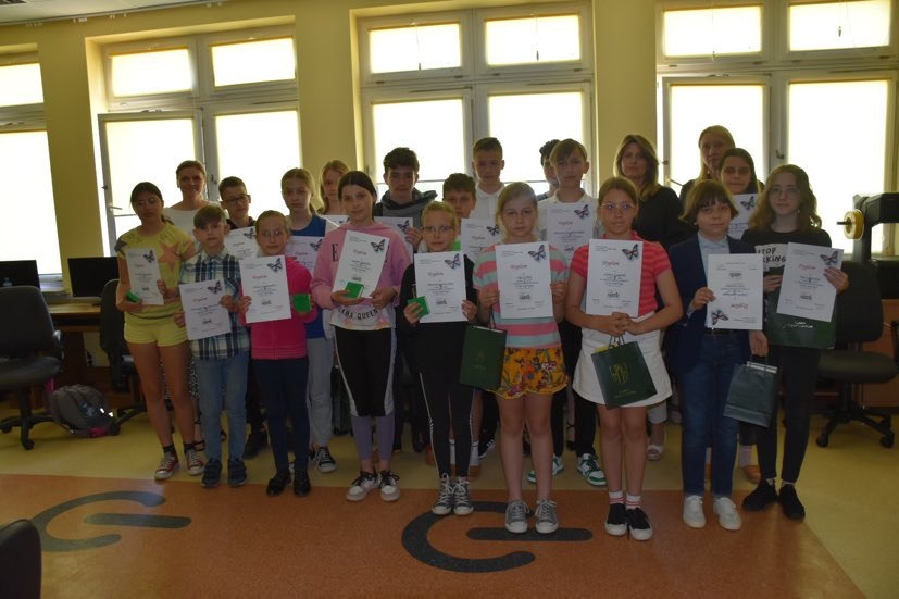 Uczestnicy Międzyszkolnego Konkursu Języka Angielskiego z dyplomami i nagrodami w ręku