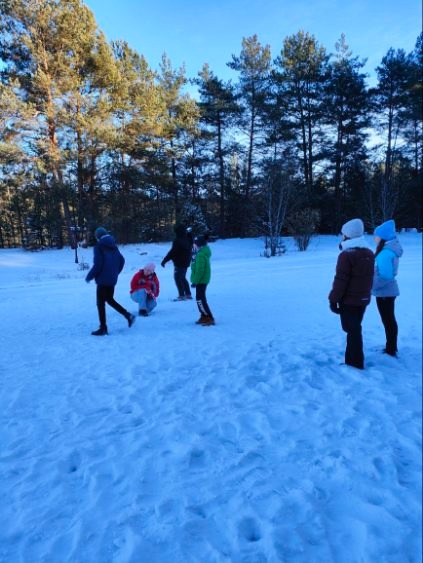 Uczniowie klasy 5 podczas zabaw na śniegu