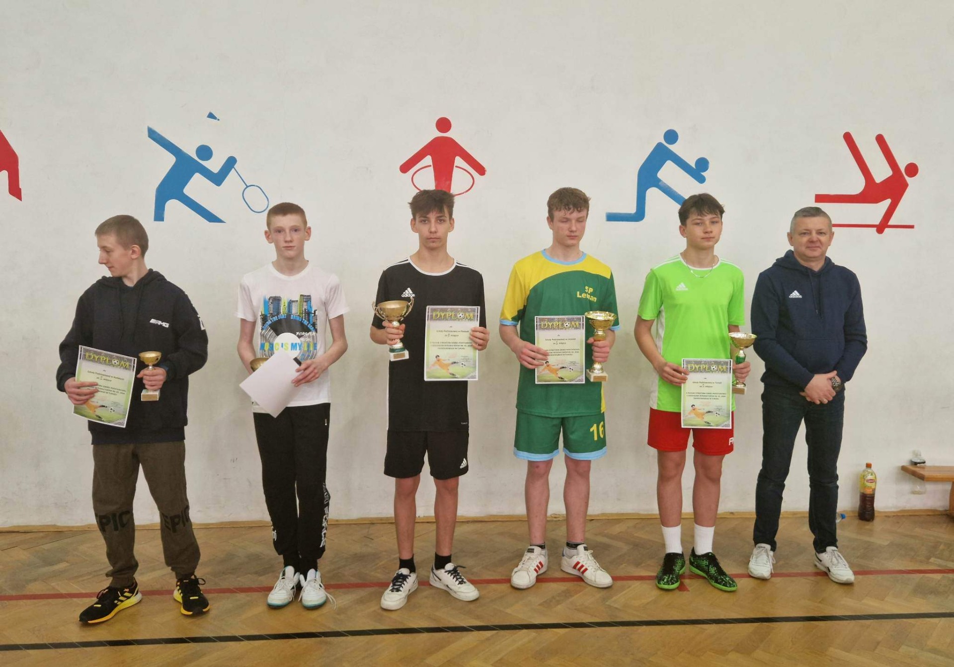 Chłopcy zwycięzcami Turnieju w piłkę nożną halową o Puchar Dyrektora Szkoły Podstawowej w Turośli - Obrazek 4